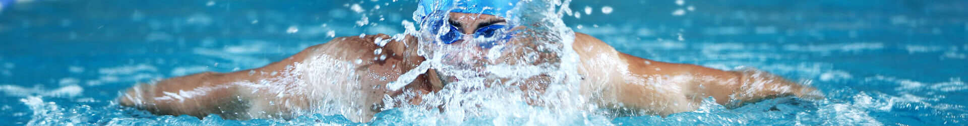 Schwimmer schwimmt eine Bahn